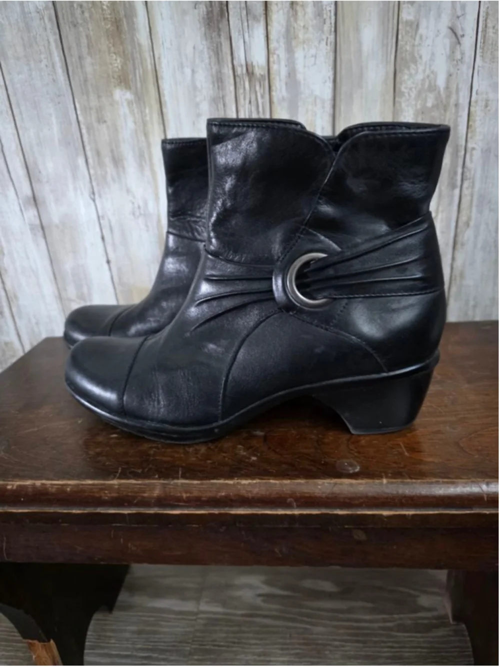 Women's Clarks Black Leather Ankle Boots & Booties Size 7.5 - Picture 2 of 7